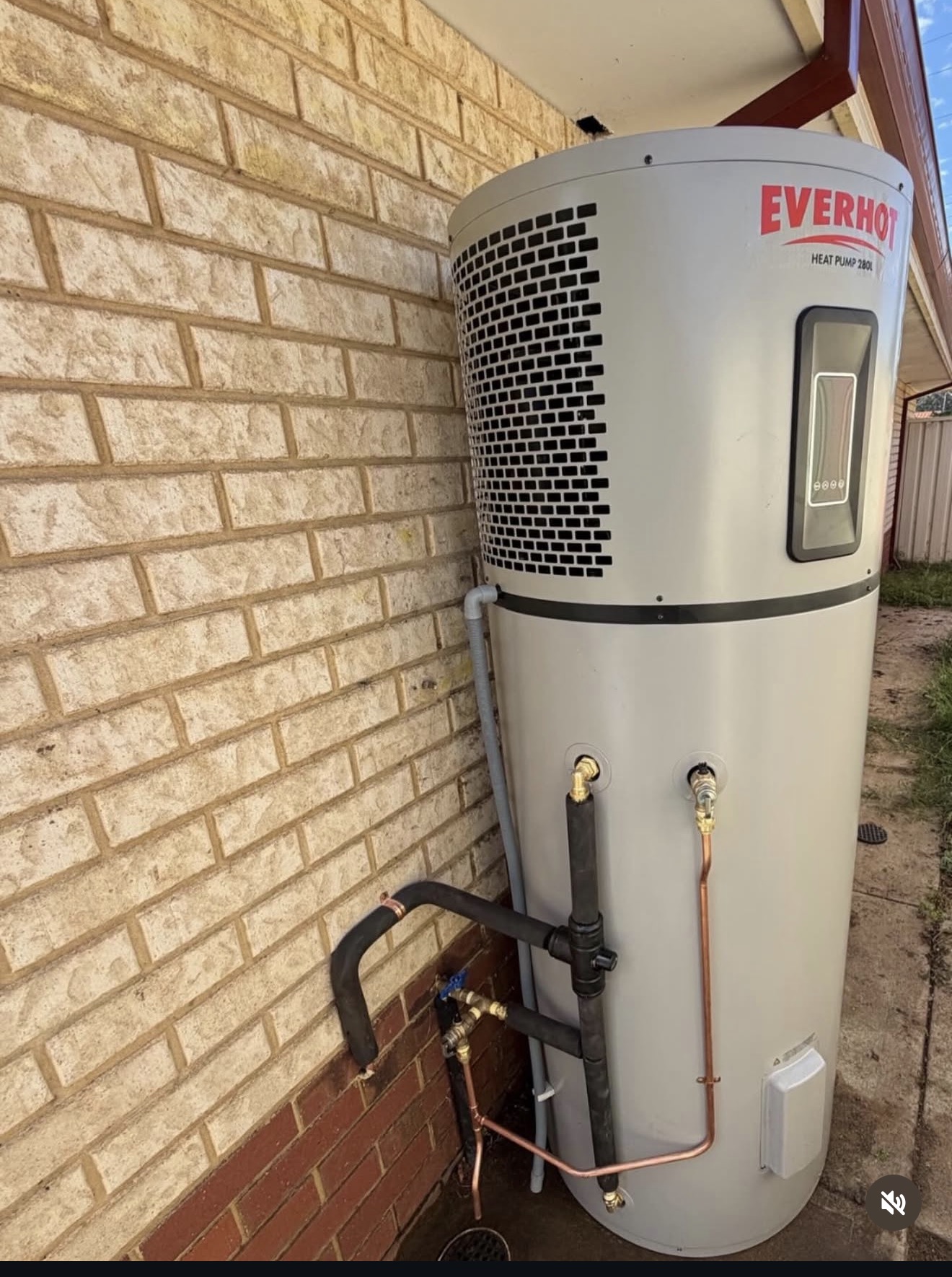 Everhot 280L heat pump hot water system installed beside a Perth home with tidy pipework
